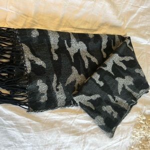Black/Gray camo scarf